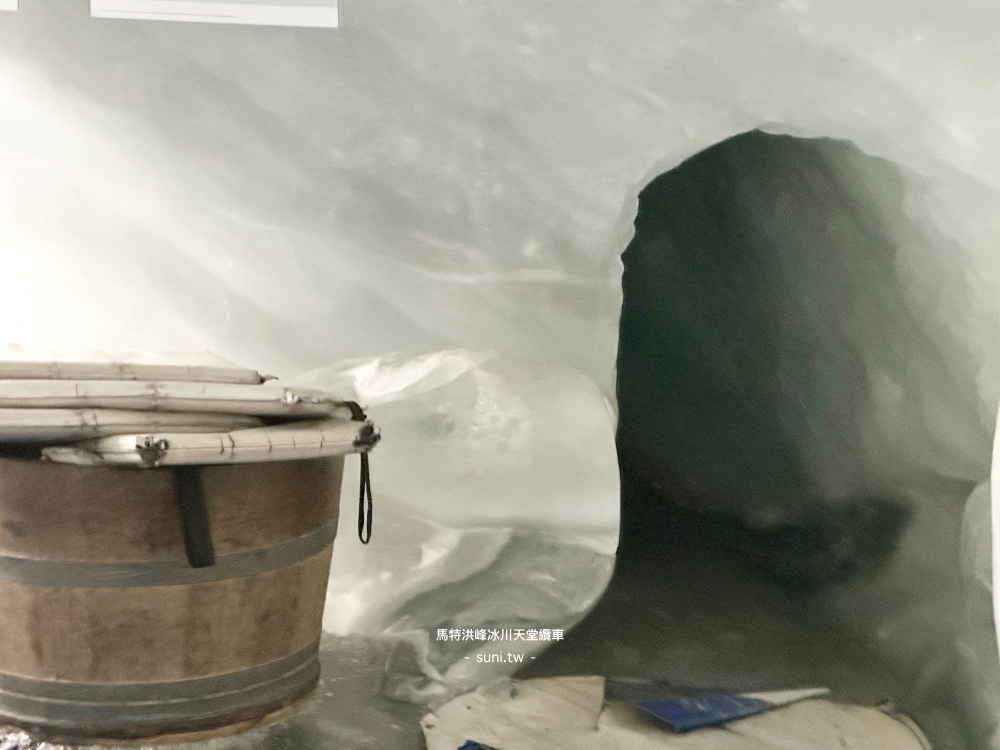 Glacier Palace冰宮內部冰雕木桶道具展示