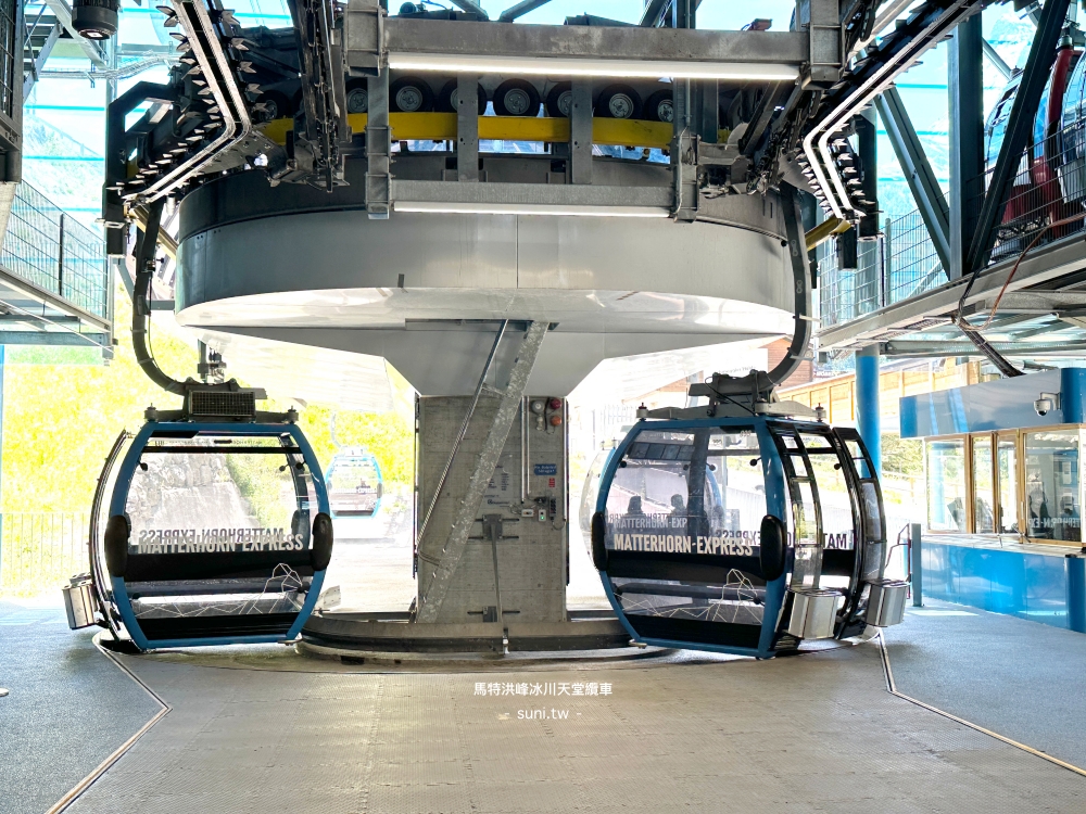 Matterhorn Express纜車艙藍色黑色進站