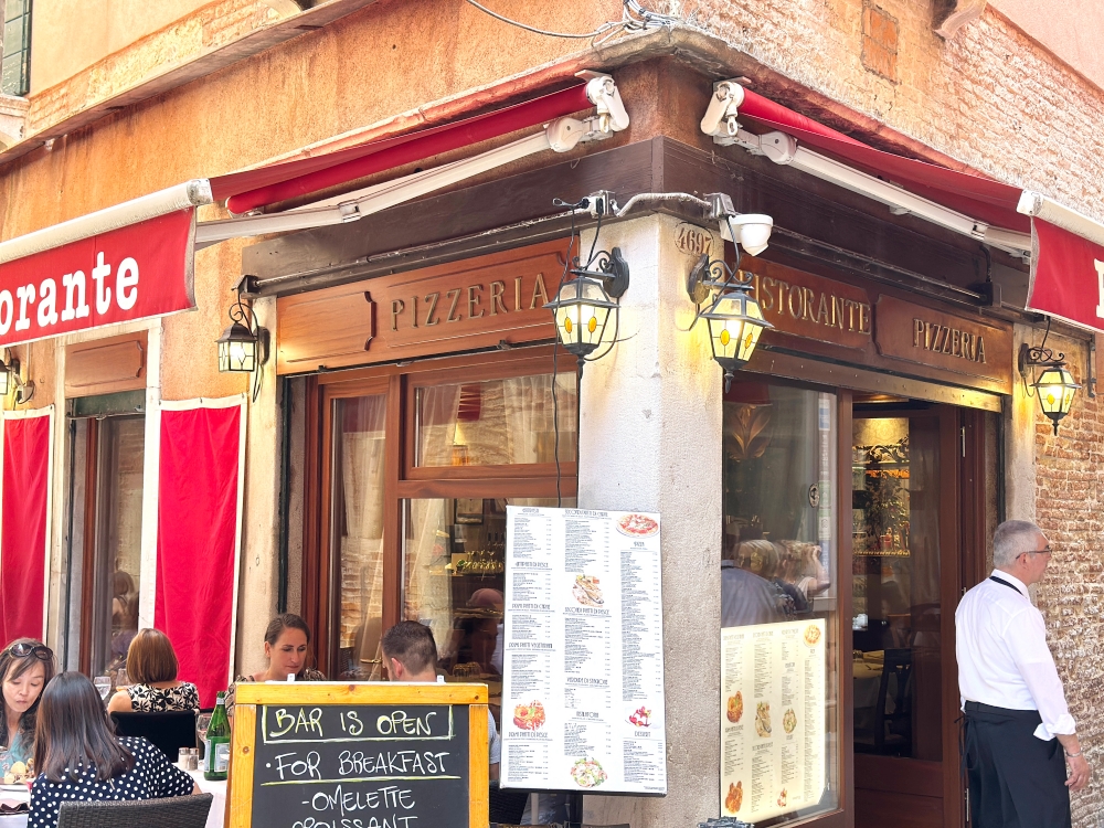 Ristorante Pizzeria Nuova Valigia餐廳外觀紅色雨篷