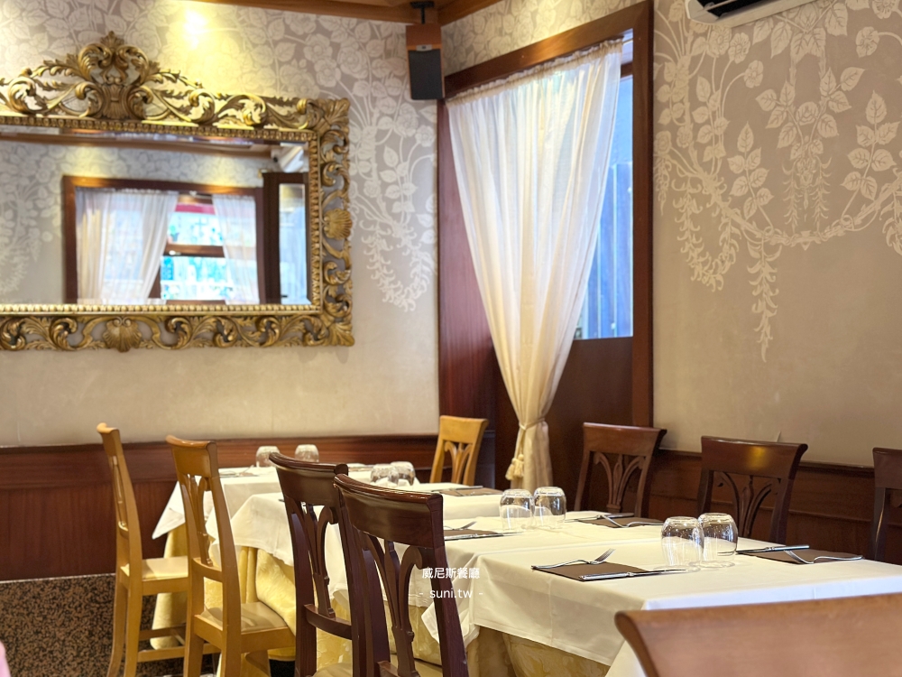 Ristorante Nuova Valigia室內白桌布金色鏡框