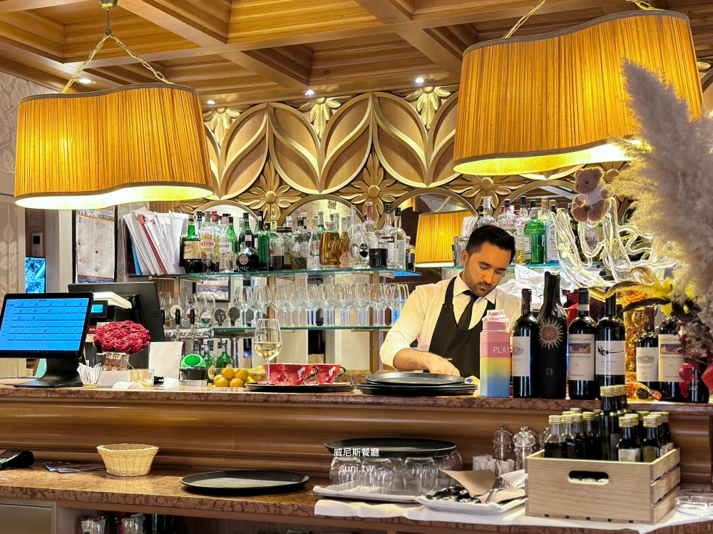 Ristorante Nuova Valigia吧台金色燈罩