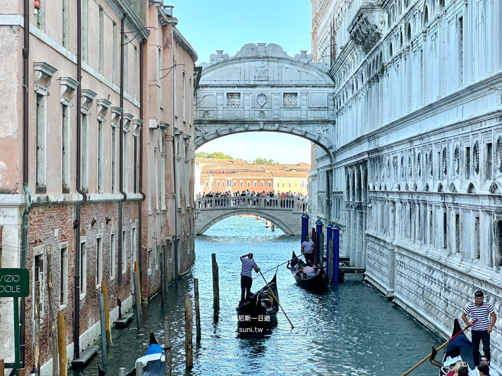 嘆息橋Ponte dei Sospiri全景貢多拉穿行