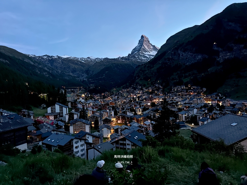 Matterhorn Viewpoint夜景策馬特鎮燈馬特洪峰剪影