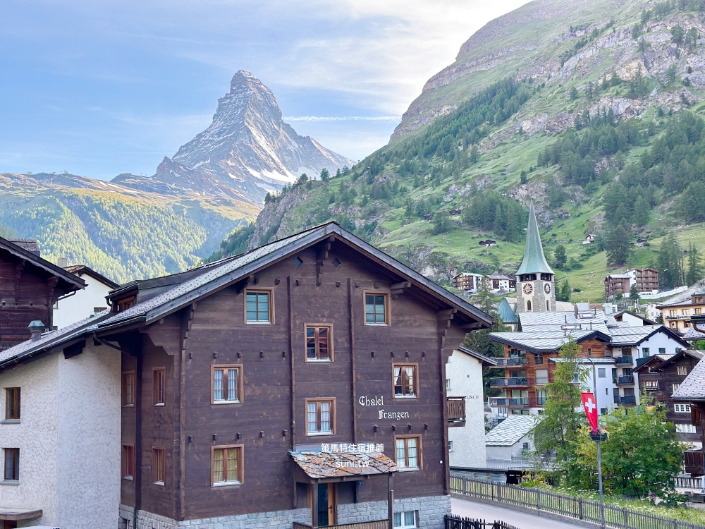 策馬特馬特洪峰和Chalet Frangen木屋晴天全景