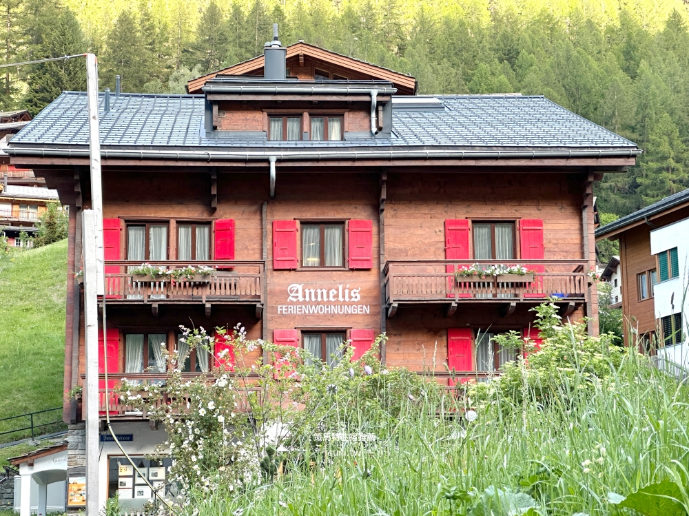 Chalet Annelis Ferienwohnungen外觀紅色百葉窗木屋