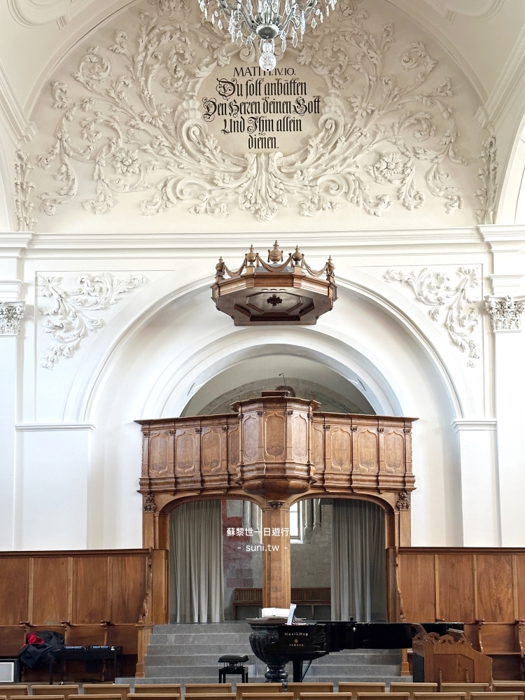 Grossmünster大教堂內部白色拱頂木製講道台史坦威鋼琴改革宗