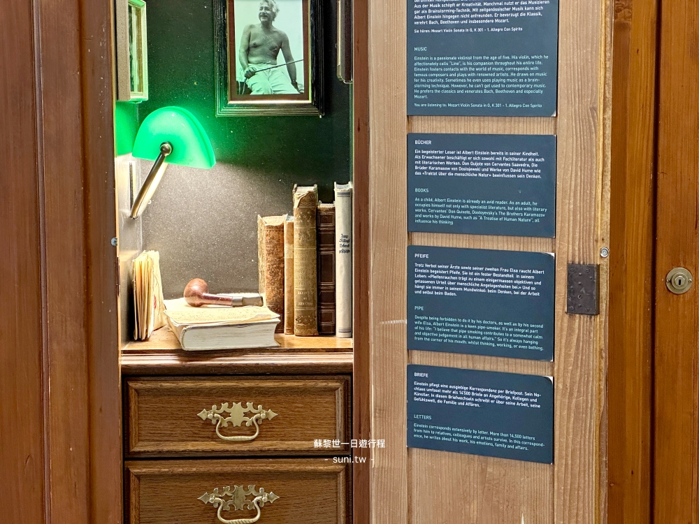 ETH愛因斯坦展示櫃書本煙斗英文德文說明牌個人生平展覽