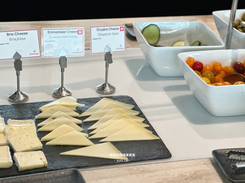 Primeclass Lounge起司板Brie Emmentaler Gruyère切片黑岩板小番茄黃瓜橄欖
