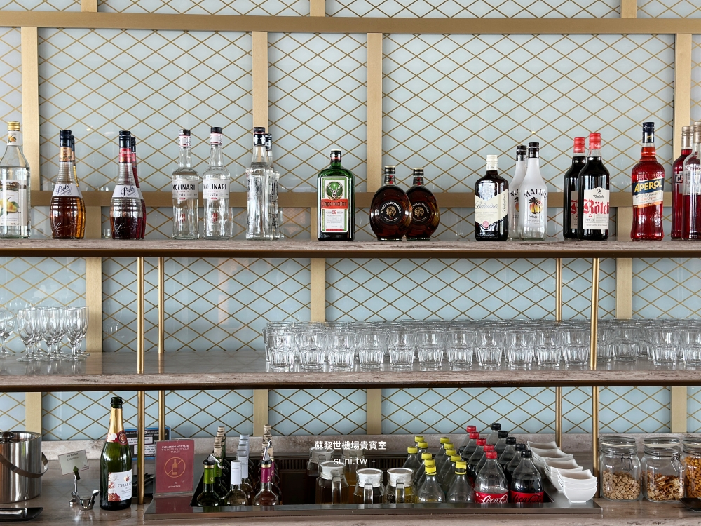 Primeclass Lounge吧台Jägermeister Campari Kahlua烈酒架葡萄酒杯香檳瓶裝飲料