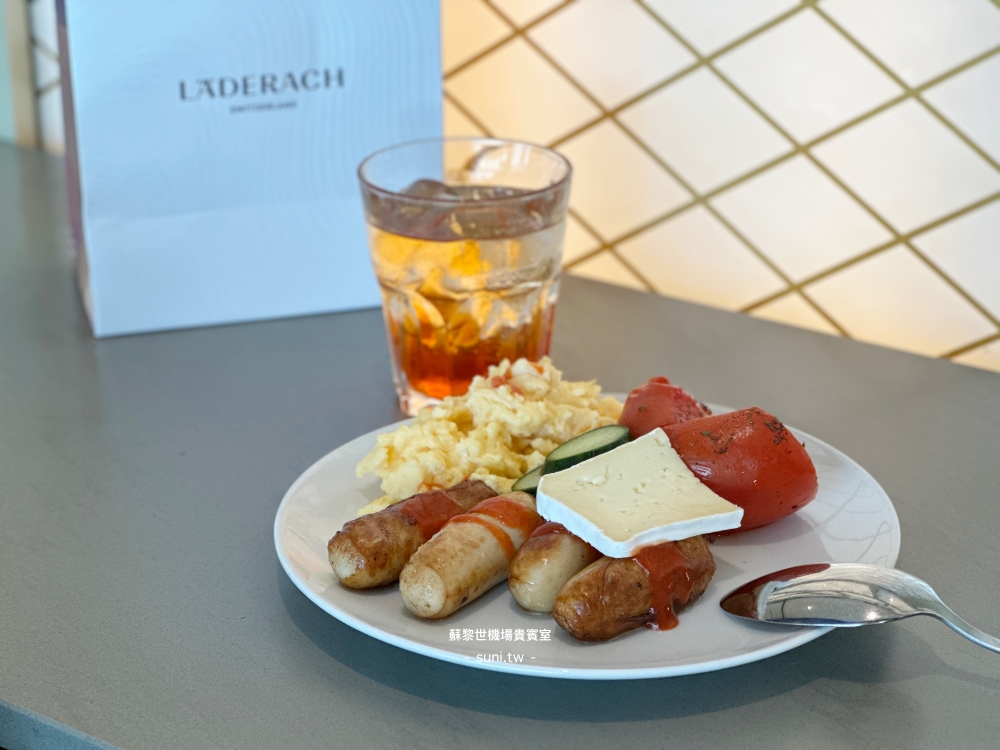 Primeclass Lounge自選餐盤香腸炒蛋Brie起司小番茄黃瓜Campari Spritz Läderach袋