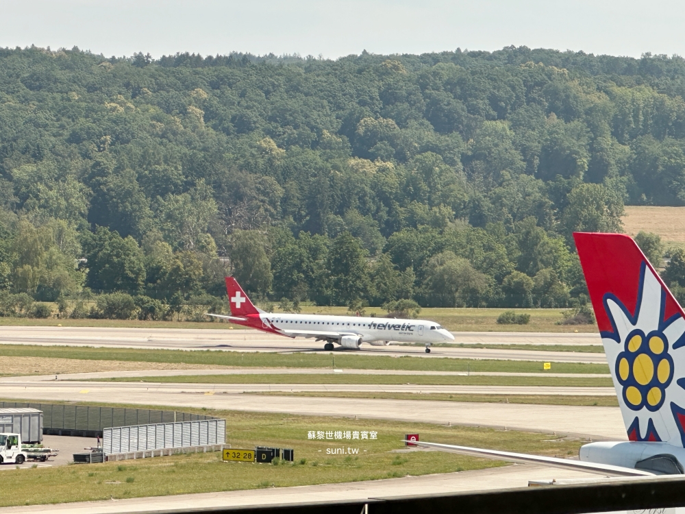 Helvetic Airways E190紅鼻滑行與Edelweiss Air紅色雪絨花尾翼蘇黎世機場