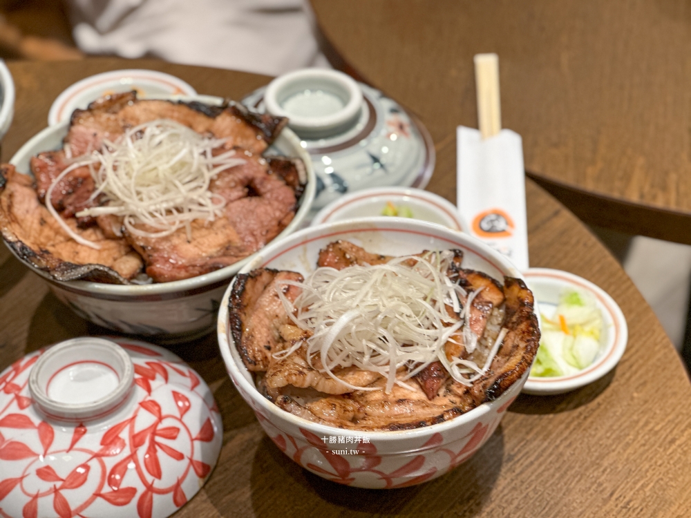 北海道美食推薦|十勝豬排丼飯。以鰻魚手法烤豬排~柔軟好吃(菜單價位) 北海道美食推薦|十勝豬排丼飯。以鰻魚手法烤豬排~柔軟好吃(菜單價位)