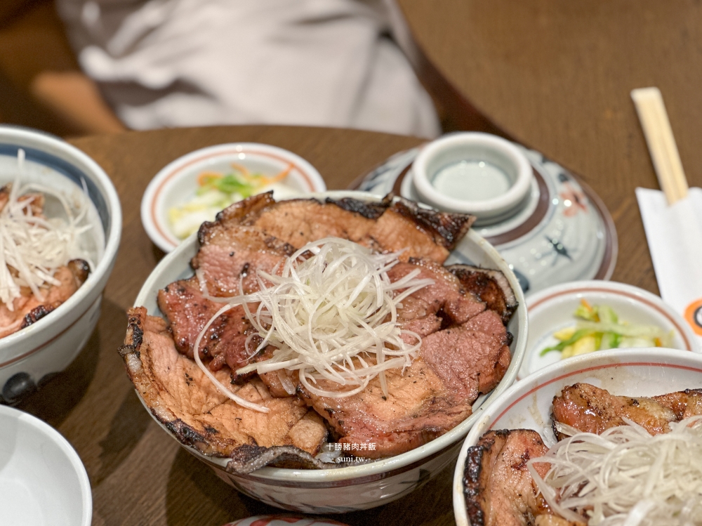 北海道美食推薦|十勝豬排丼飯。以鰻魚手法烤豬排~柔軟好吃(菜單價位) 北海道美食推薦|十勝豬排丼飯。以鰻魚手法烤豬排~柔軟好吃(菜單價位)