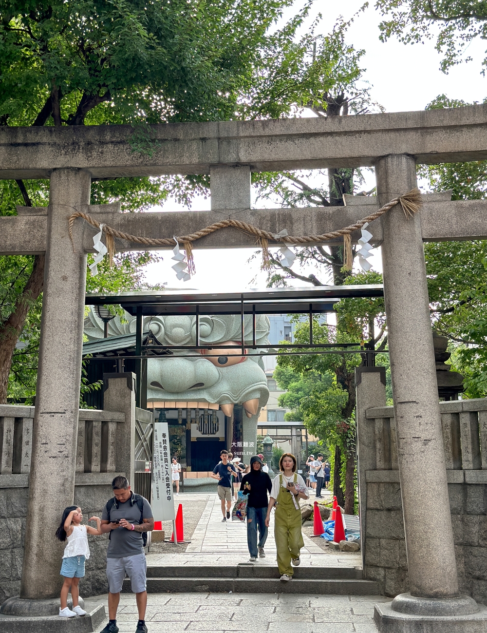 難波購物逛街｜巨無霸獅頭八阪神社、行李置放、藥妝店