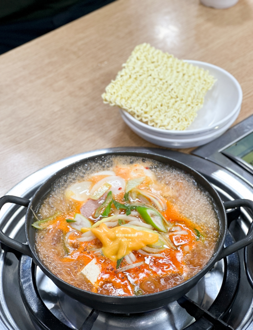 明洞美食推薦|部隊鍋豬蹄Myeongdong Budae Jjigae。超高CP值韓式料理 明洞美食推薦|部隊鍋豬蹄Myeongdong Budae Jjigae。超高CP值韓式料理