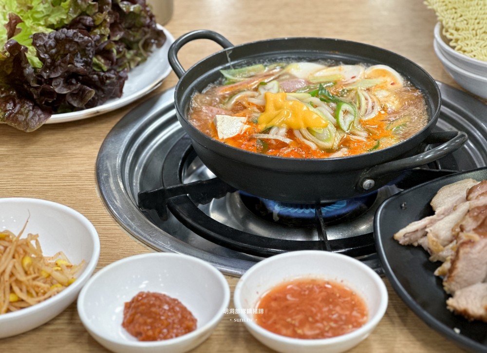 明洞美食推薦｜部隊鍋豬蹄Myeongdong Budae Jjigae。超高CP值韓式料理