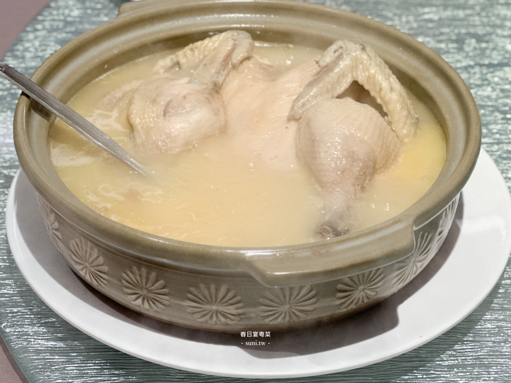 春日宴粵菜喜宴｜鵝房宮集團~明爐脆皮鵝/招牌濃湯砂鍋雞/浮誇生魚片擺盤(菜單價位)