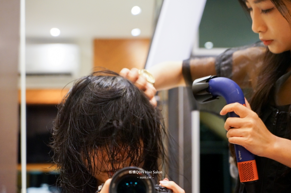 板橋髮廊推薦✂️2025中長髮髮型:高層次外翻造型,修飾臉型的頭包臉髮型~京喚羽護髮 板橋髮廊推薦✂️2025中長髮髮型:高層次外翻造型,修飾臉型的頭包臉髮型~京喚羽護髮