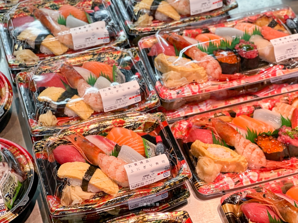 沖繩美食推薦｜泊港魚市場。鮭魚卵、海膽、大腹鮪魚、鮭魚肚握壽司、熟鮪魚下巴