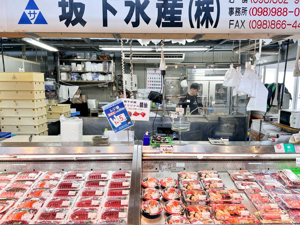 沖繩美食推薦｜泊港魚市場。鮭魚卵、海膽、大腹鮪魚、鮭魚肚握壽司、熟鮪魚下巴