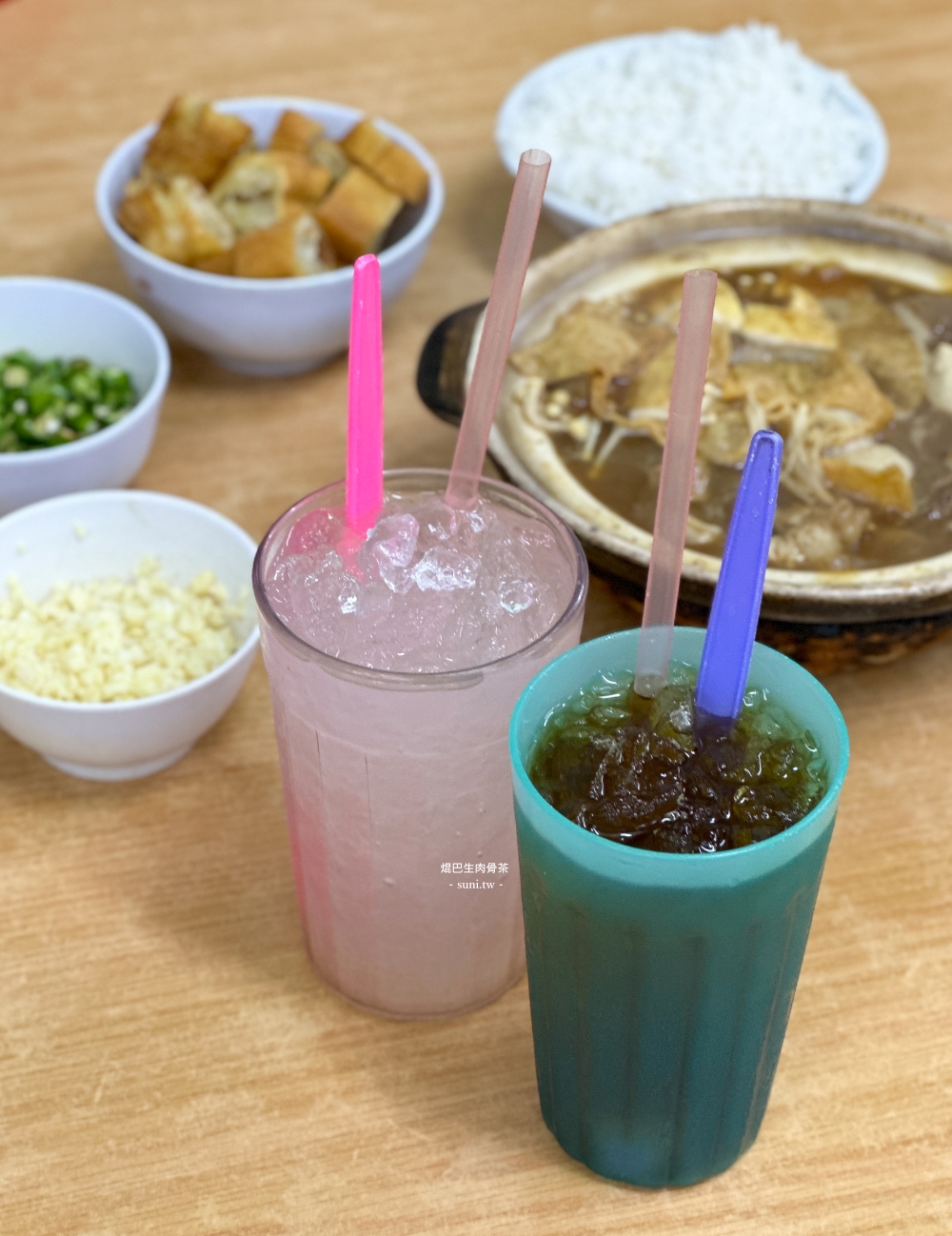 檳城必吃美食推薦｜焜巴生肉骨茶。日落洞評分超高餐廳~連明星都愛吃~肉骨茶湯無限續