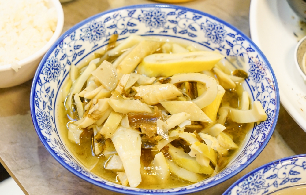 新竹美食推薦｜豪客窯烤雞。皮脆多汁窯烤雞~還有手工自製泡菜、無骨鳳爪(菜單價位)