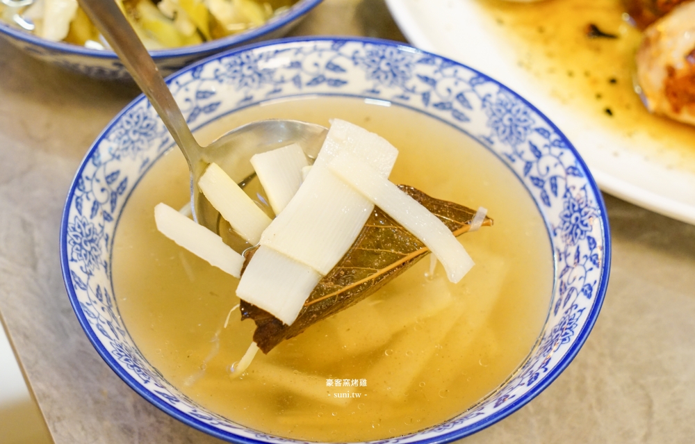 新竹美食推薦｜豪客窯烤雞。皮脆多汁窯烤雞~還有手工自製泡菜、無骨鳳爪(菜單價位)
