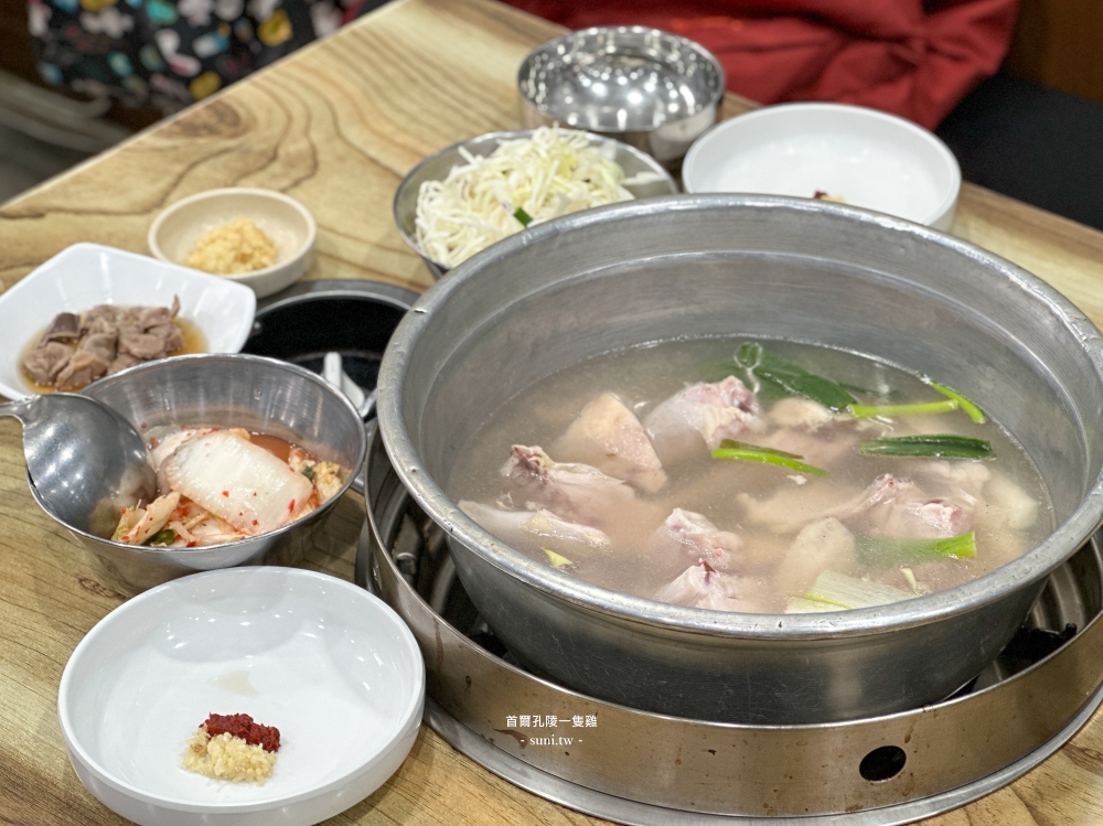 首爾美食推薦｜孔陵一隻雞。軟嫩雞肉與清甜雞湯~必點海苔雞蛋粥
