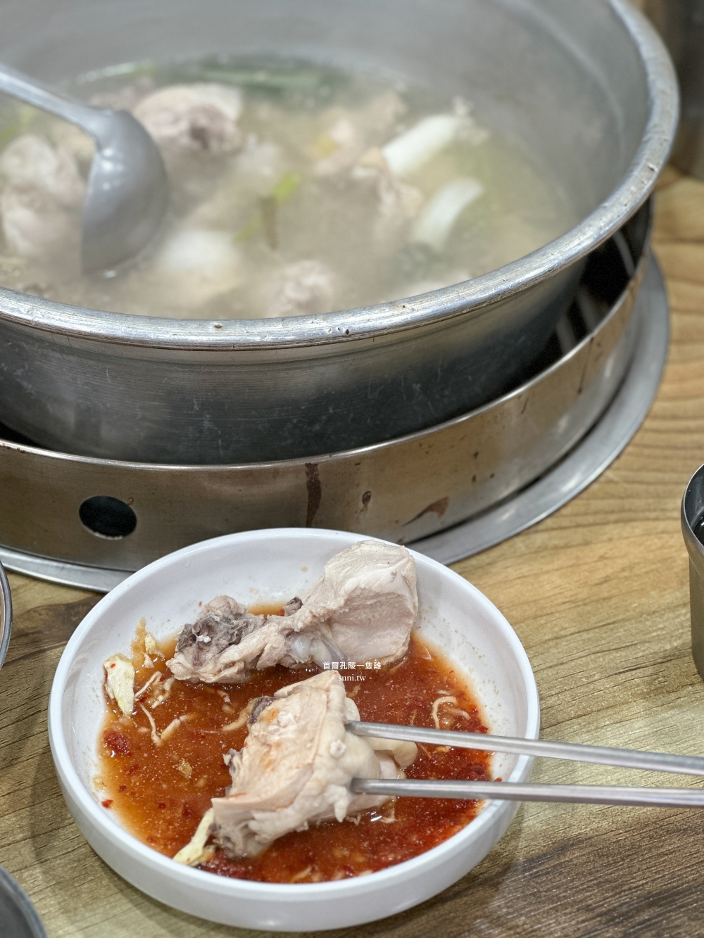 首爾美食推薦｜孔陵一隻雞。軟嫩雞肉與清甜雞湯~必點海苔雞蛋粥