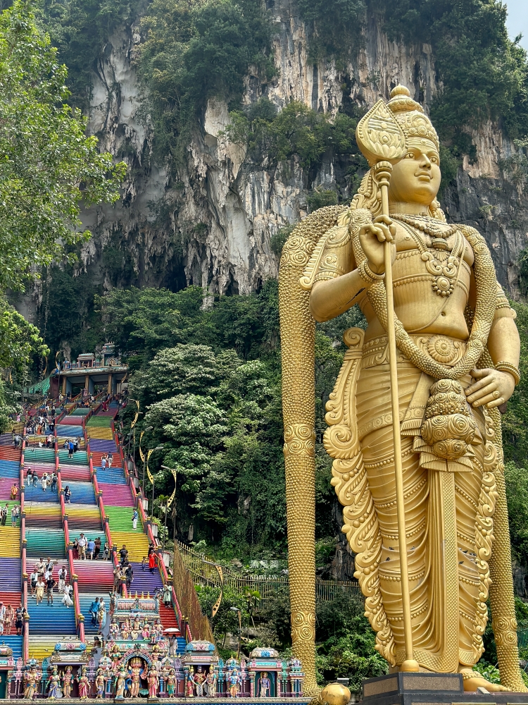 吉隆坡景點推薦｜黑風洞。272階彩虹階梯、42公尺高神像